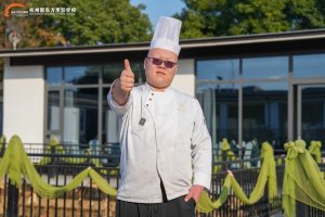 在杭州新东方,他学到的不仅是手艺,更是打开自己的勇气